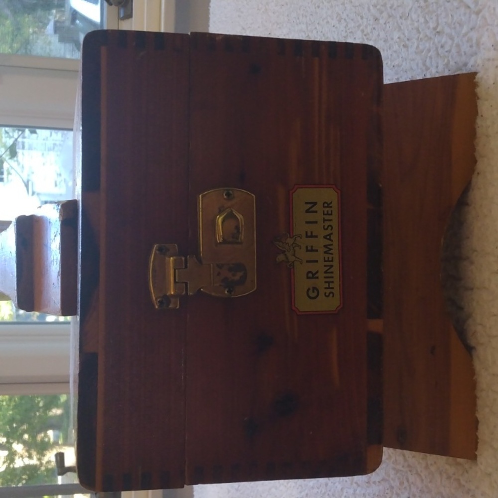 Vintage Cedar Griffin Shoe Shine Kit - 13 Pieces - Picture 13 of 16